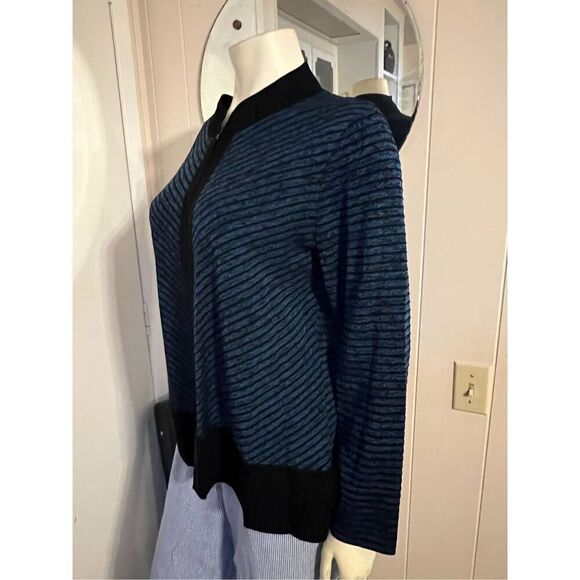 Exclusively Misook Petite black & blue striped acrylic knit zip front cardigan G - Picture 3 of 8